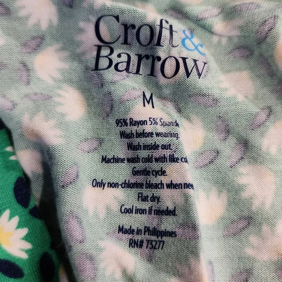 Croft & Barrow Green Sleeveless Blouse with V-Neck - Picture 6 of 6